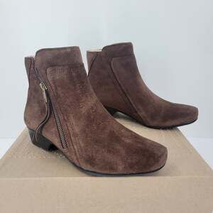 Taos Delilah Brown Suede Ankle Boots Side Zip Block Heel Almond Toe 6.5